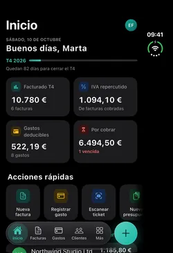 iPhone Duo plegado con el inicio de Fakturia: facturado, IVA repercutido, gastos deducibles y pendiente de cobro del trimestre.